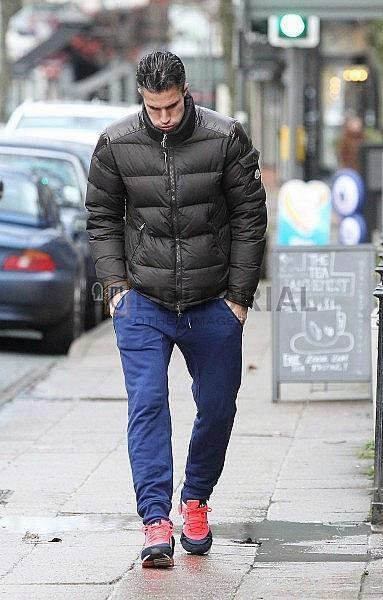 Guys envy him, girls drool over him, Happy Birthday Robin Van Persie! Ijaya gbobo EPL  