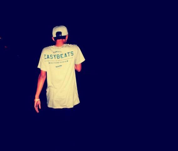 Cakep! ;) RT <a href="/Sick_String/">Angga Sanjaya ▲</a>: <a href="/ESYBTS/">Easybeats finest app</a> Keren Bajunya :)