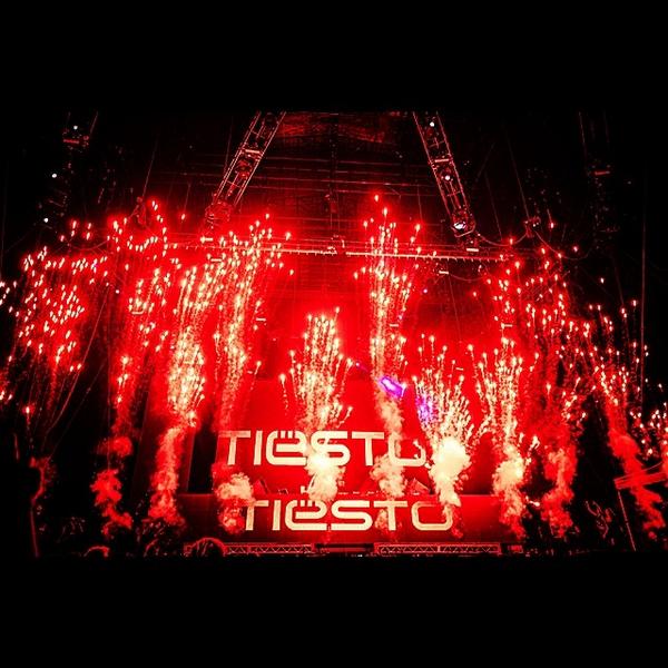 tiesto's tweet photo. #RedLights http://t.co/aj5DxpgiR7