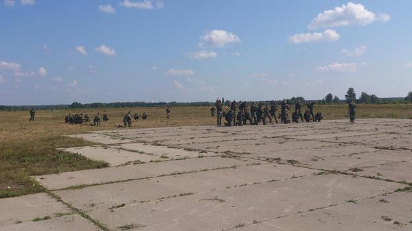 2014Nebo's tweet photo. Полным ходом идут тренировки десантников на аэродроме http://t.co/u4viosLTOM