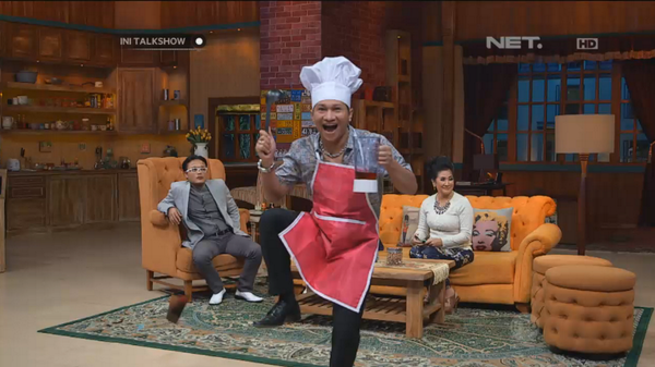 netmedia_info's tweet photo. Yuk ikutan kuisnya @Ini_Talkshow dengan twitpic foto sesuai pose mang @aingsaswi dgn hashtag #IniTalkshowPose http://t.co/G89wp1msQZ