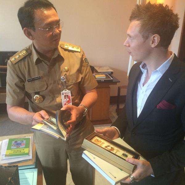 Matt Hart dan Ahok berbincang di Balai Kota ©Twitter.com/OlgaLydia