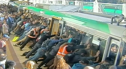 Зажало между платформой и вагоном. Человек между платформой и поездом. Цзиньган станция железнодорожная. Пассажиры спасены. Пассажиры спасены.