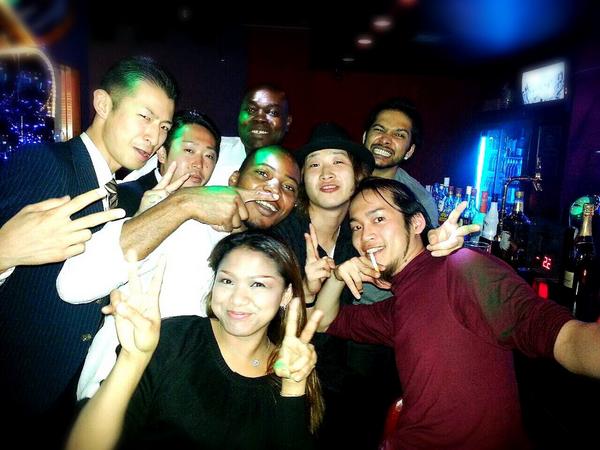 Twitter पर Bar Lotus Eagle ロータスバーイーグルです 本八幡駅前の3階で営業しています 00 6 00までの営業で 1ドリンク500円から提供をしています ぜひ 一度足を踏み入れて下さい Http T Co 8uzyprrqm5
