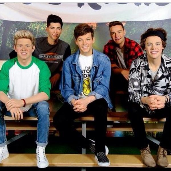 Direction115One's tweet image. The boys' wax figurines are back in Londen, and have a new outfits