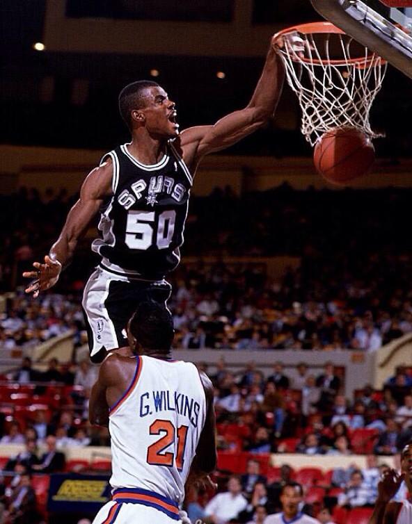 Hoy cumple 49 años David Robinson. Leyenda de los Spurs, un pívot de los que ya no quedan. ¡Happy Birthday! 