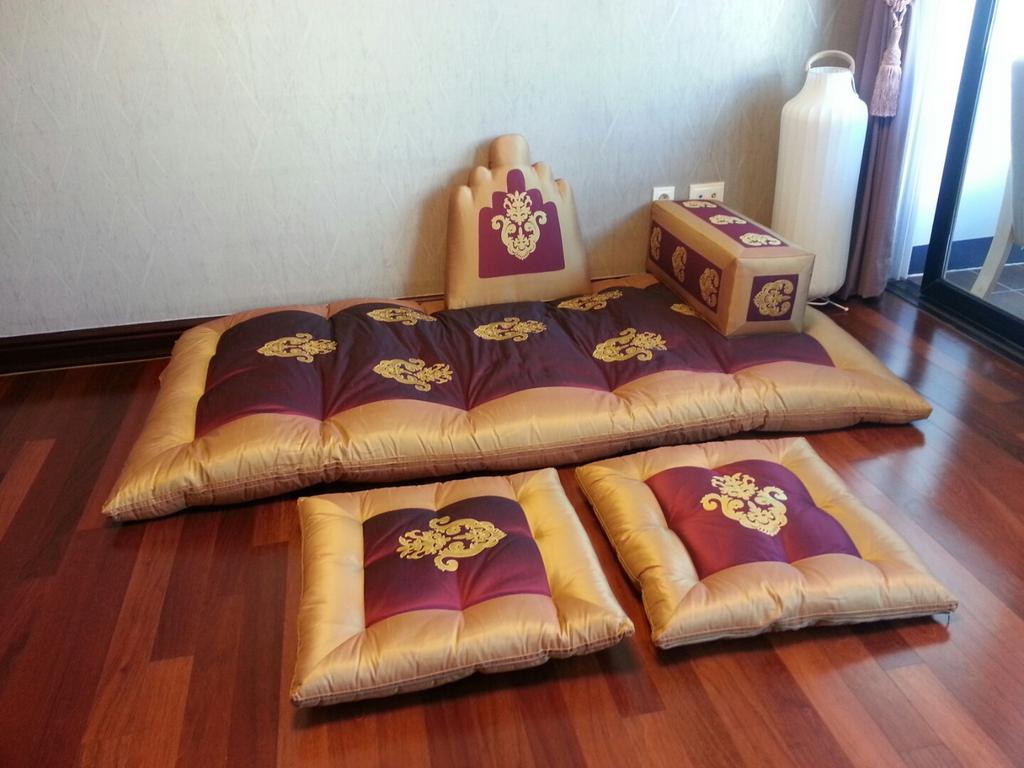 釜山オンニの家 韓国伝統のボリョ 昔 宮廷で使われていました いまの座布団と同じ役目であったようです オンドル部屋を装飾してみました 韓国 釜山 釜山オンニの家 Http T Co Juai1cpurb Twitter