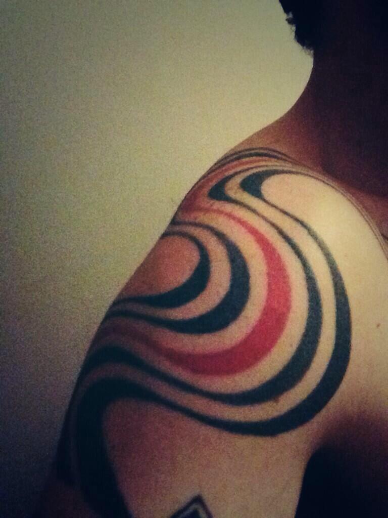 Happy birthday Elliott Smith. Six years ago I got this tattoo in tribute; for the thousands of lives his music saved. 