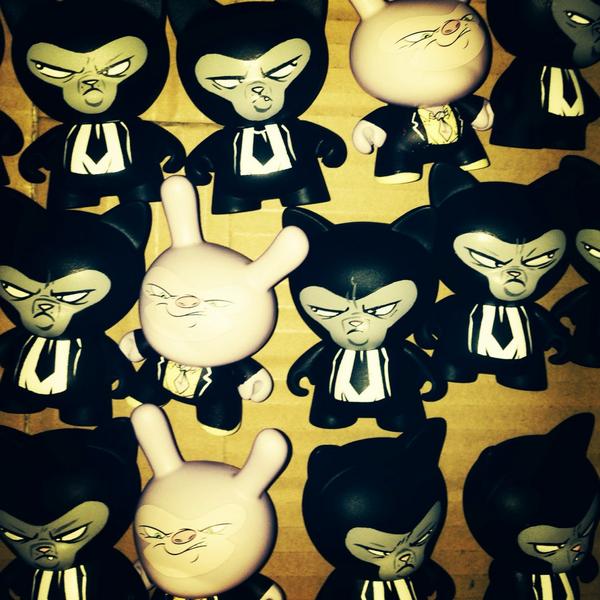 SamFout's tweet photo. Today! 3pmE http://t.co/FgUVeer6HO Good luck friends!! #samfout #kidrobot #dunny http://t.co/sBZkw3JeoK