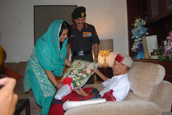 adgpi's tweet photo. COAS, Gen Dalbir Singh &amp; Mrs Namita Suhag felicitate Brig (Justice) DM Sen (Retd) on his 100th Birthday. #COAS http://t.co/E0WK790V6x
