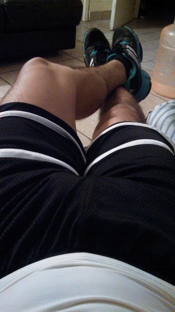 TheRealXairo's tweet photo. Despues de una buena corrida a descansar #legs #hairy #shorts #adidas #bulge #fit #workout http://t.co/Q493lvJwav