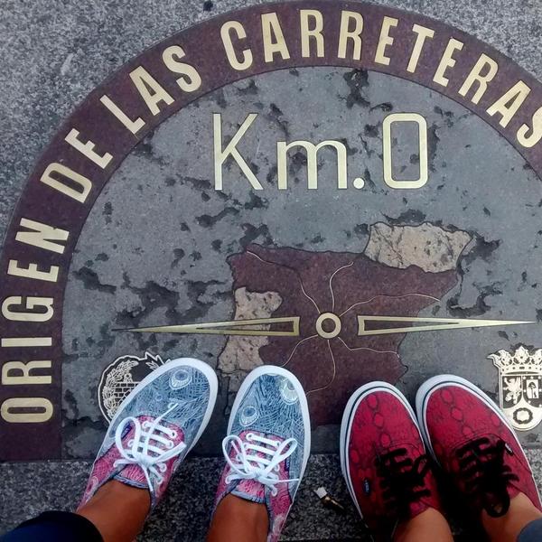 LorenaHercaz's tweet photo. #puertadelsol #km0 #madridmemola #madrid #vans ;) http://t.co/oI7UlfNo9x