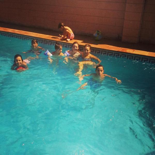 macarena_cs's tweet photo. Y esto es mi dia de descanso??? Con niños por todos lados!! Jajajaja http://t.co/14SFt7h2Jw