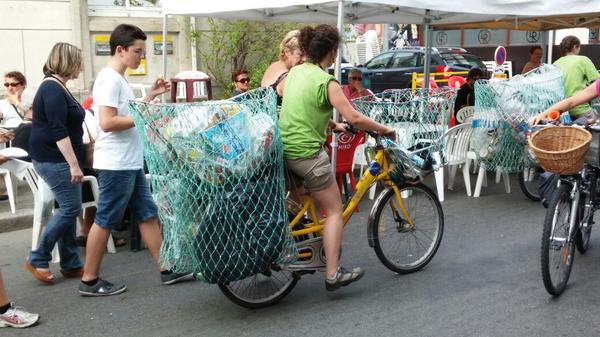 cyclo_fred's tweet photo. Riche idee pour transporter les dechets en direct du #festival #interceltique #lorient http://t.co/3efF83DKfP