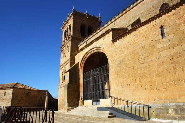 bellotaviajera's tweet photo. En la Parte superior de la Plaza de Moron de Almazan Encontramos el templo de la Asuncion. @TurismoSoria http://t.co/Pjdhg4U9Zw