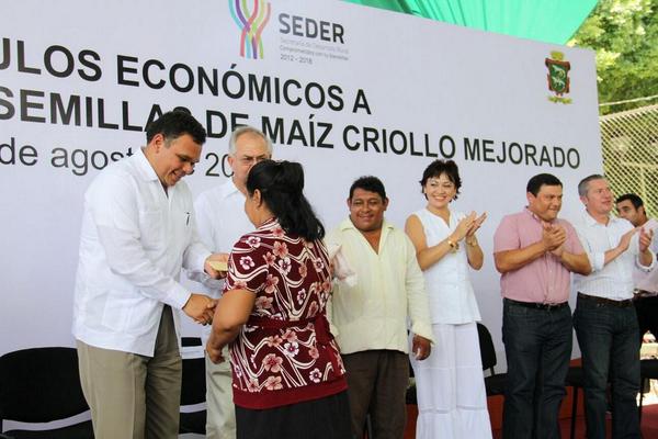 lnetomartinez's tweet photo. Muy grato acompañar a nuestro Gob @RolandoZapataB en la entrega d estímulos económicos a los productores henequeneros http://t.co/7Xi0fvBUoW