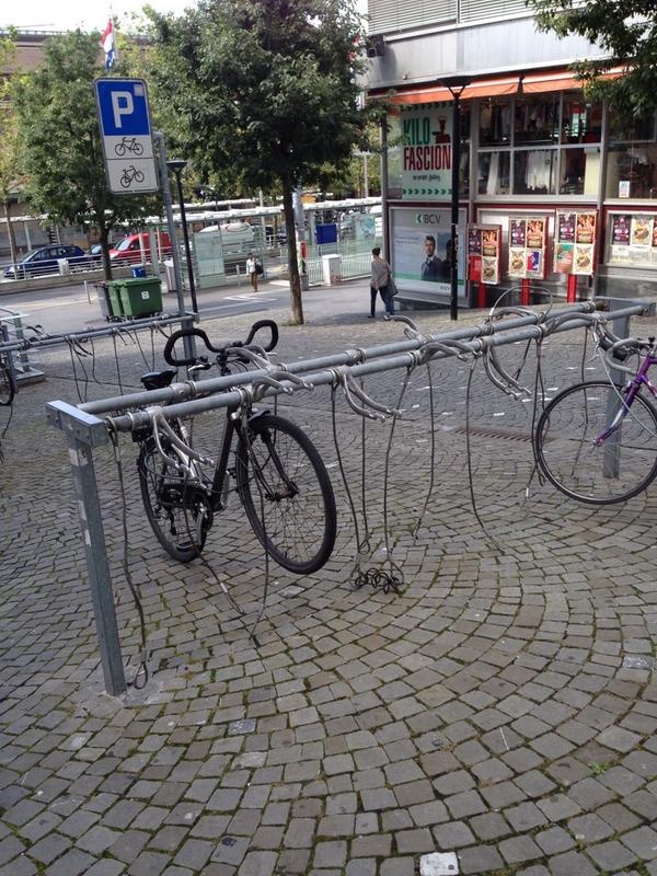 ElTran75's tweet photo. Je ne suis pas convaincue que ce soit un mode de stationnement révolutionnaire... #Lausanne http://t.co/FvUKZRARDm