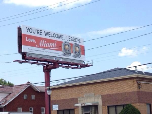 Heat_VAVEL's tweet photo. Éste cartel han puesto los aficionados de los Heat en la ciudad: "Gracias LeBron. Con amor, Miami." http://t.co/lDGtj1HxjC