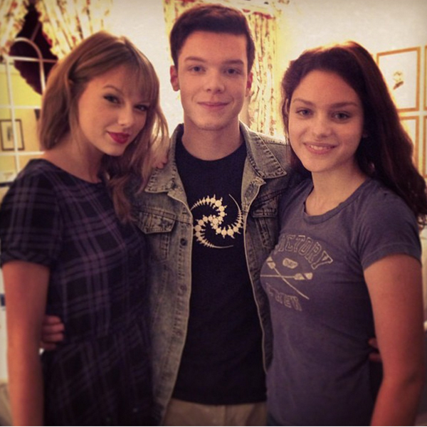 ParisFilmes's tweet photo. #ODoadorDeMemorias Taylor Swift, Cameron Monaghan e Odeya Rush são Rosemary, Asher e Fiona. http://t.co/imYbLQnKka http://t.co/nTT8J13yvl