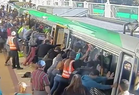 lhorreur404's tweet photo. Des Australiens soulèvent un train pour libérer un voyageur coincé. http://t.co/aNTty3uMoX