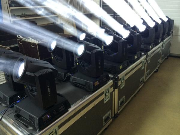 Ar šodienu mūsu kustīgo gaismas iekārtu saimei pievienojušies 16 gb. Clay Paky Sharpy.