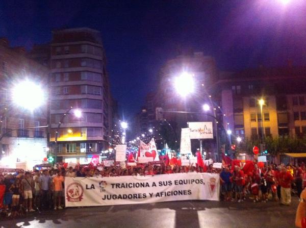 SER_Murcia's tweet photo. 5000 aficionados @realmurciacfsad se manifiestan por permanencia en Segunda horas antes de decisión LFP @ellarguero http://t.co/kQUjqAfaZR