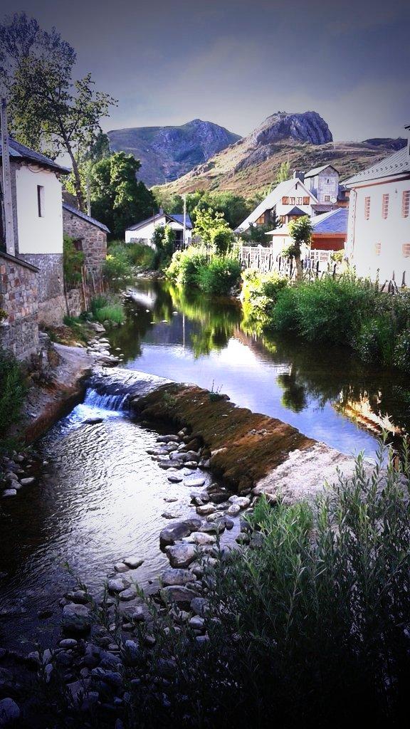 Cambiando de paisaje a un lugar muuucho más tranquilo, en un pueblecito al norte de León #LaVegaDeLosViejos