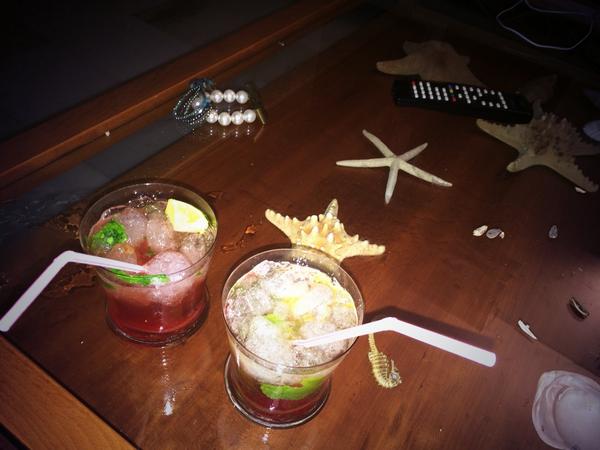 tani_mp's tweet photo. #beach #mojiteo🍹 @yelenaSerrano33 @LeonorRP @MariGarrii http://t.co/r4mFfgINGb