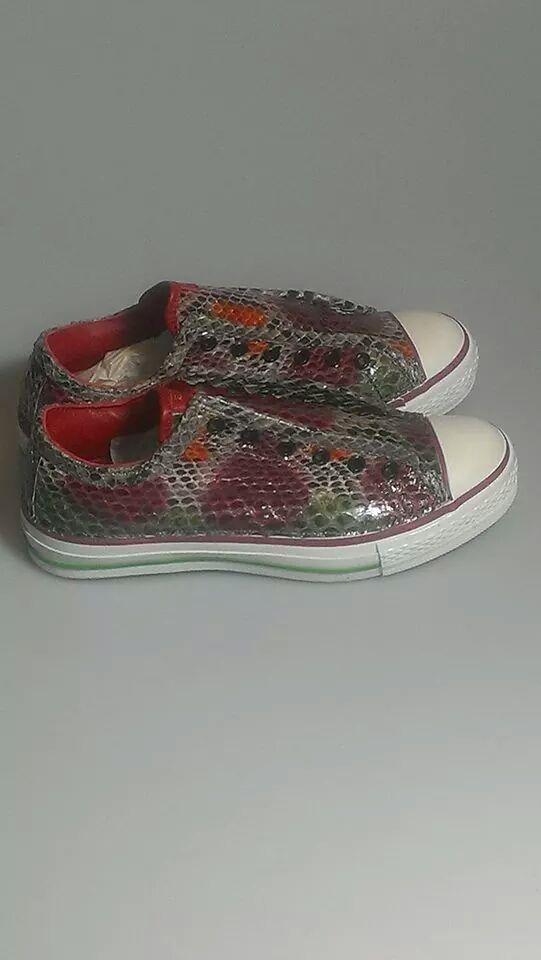 maat_queen's tweet photo. CUSTOM MADE..SNAKE SKIN..CHUCKS....@polothefurking...#GOLDEN http://t.co/RRnTqmhX7m