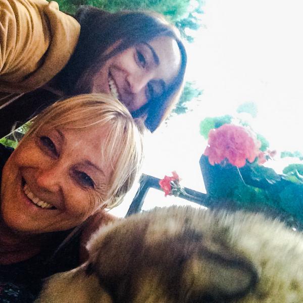 MartinaRedPoppy's tweet photo. Le donne di casa.. 🌟❤️👩👧🐺🌷🏡❤️🌟 @Ezia70 http://t.co/dxmPjoDxRf