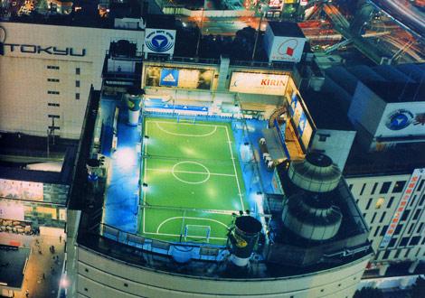 Lideres_Futbol's tweet photo. #SabiasQue en Tokio – Japon,  hicieron Cancha de fútbol en la azotea de un edificio. http://t.co/V9nBzDeSD2