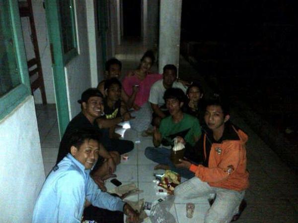 BorneoSMR's tweet photo. Dalam gelap malam pun, sanak2 @BaritoManiaGK tetap setia menunggu kami, bahkan sampai pagi ini. Luar biasa sanak :* http://t.co/ly0NDBk19j