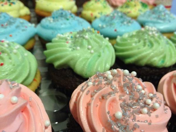 ChefMbenero's tweet photo. Cupcake vanilla and chocolate with merengue  frosting! http://t.co/C9SmS4G6ht