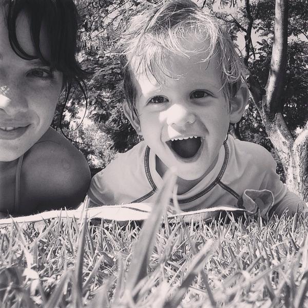 Una sonrisa no cuesta nada y produce mucho.
Enriquece a quienes la reciben,
sin empobrecer a quien la da.
Ghandi