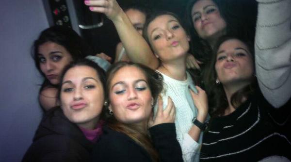 ClaudiaGil7's tweet photo. Hoy mis buenas noches van para como dicen muchos a esa familia que no te toca sino que eliges. http://t.co/QuSzTToaMh