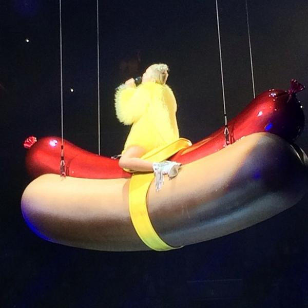 MileyUpdates's tweet image. hot dog