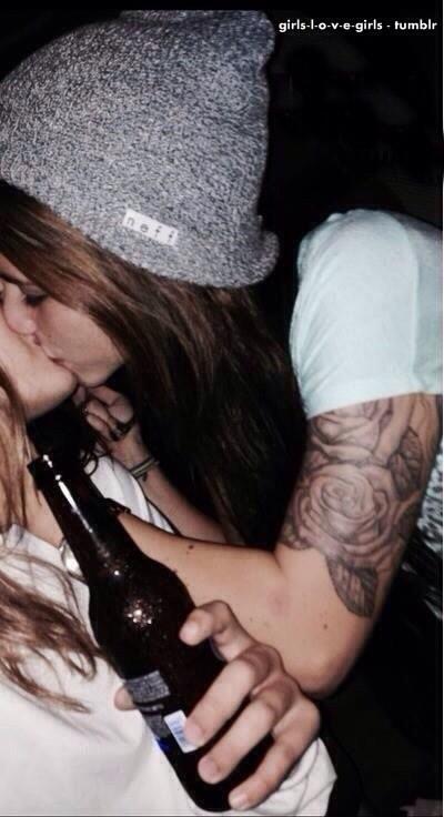 aime_moi_'s tweet photo. Lesbian kiss. http://t.co/EKuIwHjM9j