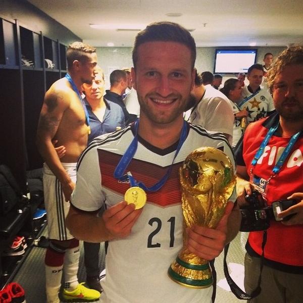 ShkodranMustafi's tweet photo. 🔙🔛🔝 1 Month ago we brought this wonderful Trophie back to Germany..!! 🏆⚽️👍 #Brazil2014 #worldchampion #SM21 #rio http://t.co/A8m7Er1rDj