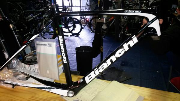 CycleLabWL's tweet image. Beautiful new frame added to #BianchiWorld lineup. Light,stiff,fast,affordable! #cycling