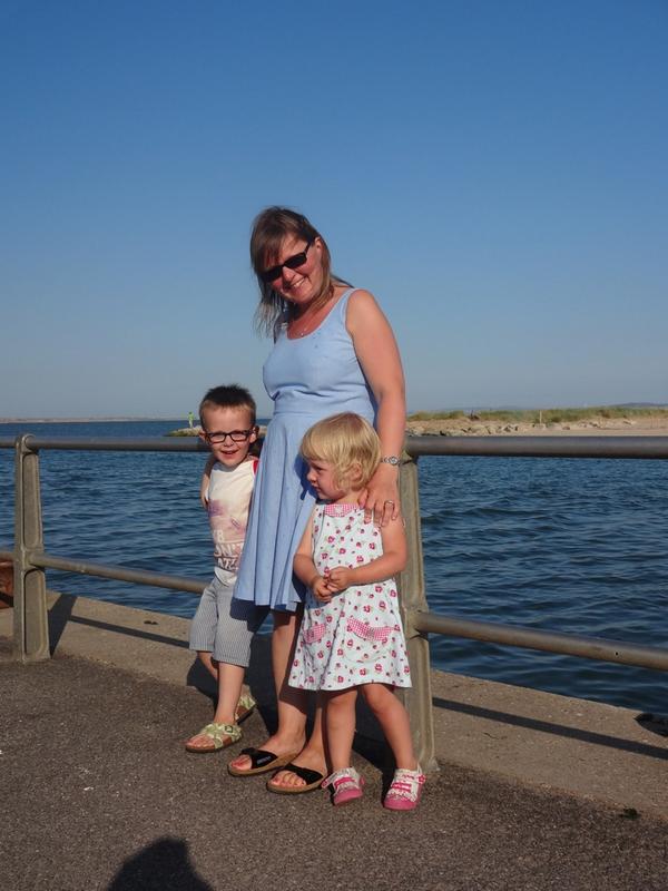 @KitchenTableSew finally, my <a href="/TillyButtons/">Tilly and the Buttons</a> Lilou dress finished, from the book I won! Thank you