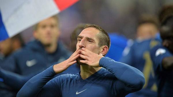 Alertefoot's tweet photo. #Ribéry annonce sa #retraite en #EDF :(
Faites moi exploser le compteur de RT  pour lui rendre hommage ! http://t.co/FR2MB5aoFj