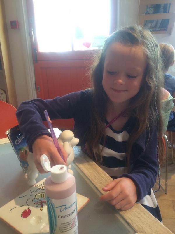 LiftBeauty's tweet photo. The girls favourite pastime @PennikkityPots http://t.co/TL8o5X8Xpb