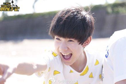 TFBOYS_THFANS's tweet photo. [!] TFBoys!!  น่ารักกันจัง งื้ออออ  Cr.爱奇艺娱乐 (2) http://t.co/SnQq2zCgwJ