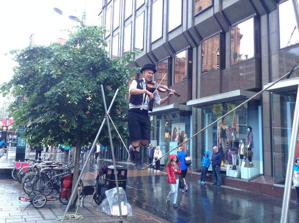 10FeetHigher's tweet photo. Only happen in Glasgow!! http://t.co/rUq6lNpwqe