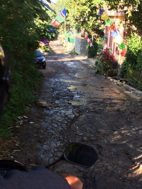 ibrahimbaf's tweet photo. Pak @ridwankamil ini poto kondisi jalan rereongan sarupi, dekat RS Salamun, kondisinya rusak2, motor sulit jalan http://t.co/jOtulAozmV
