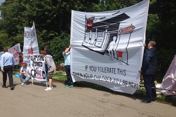 #LFC &amp; #EFC fans march on Premier League HQ to protest against ticket prices: bit.ly/Y84oAv