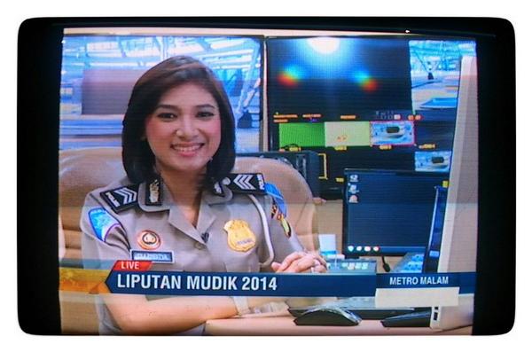edigins's tweet photo. Polwan cantik ini menjadi penutup seluruh rangkaian LIPUTAN MUDIK 2014 METRO TV, tadi malam. @LipMudik2014 @Metro_TV http://t.co/4iP9tazMqS