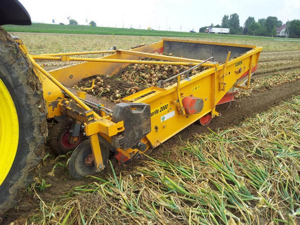 RickdeFeijter's tweet photo. Xtra contragewicht is noodzakelijk om de grond in te komen #uienrooien http://t.co/znDGVc7TDt