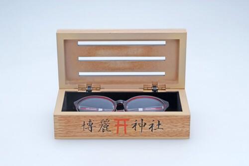 東方MEGANE霊夢モデルのご案内・2】賽銭箱型イメージケースには、中に