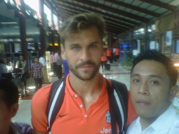 amiassegaff's tweet photo. Anjiiisst dapet foto lahhhh RT @MasRaesth: LLiorente pendek kayaknye. :) http://t.co/AoPGX48H2P
